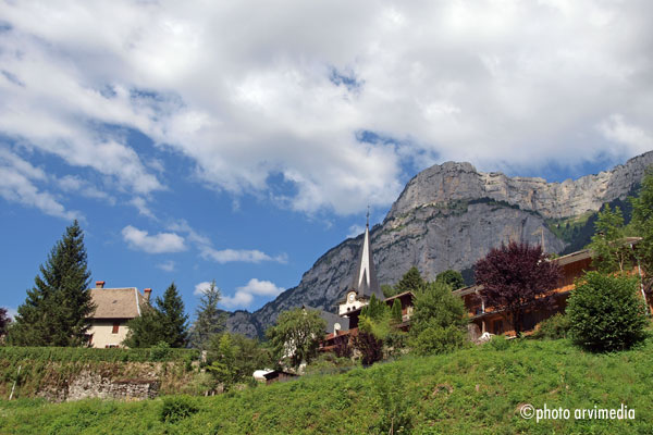 Le bas du village et son église village de vacances France Alpes