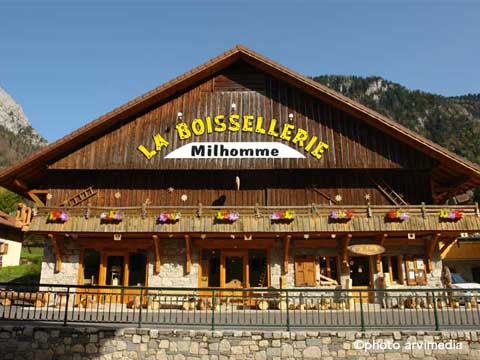 la boissellerie Milhomme fabrication artisanale d'objet et de meubles en bois bac à fleur boite aux lettres jeux jouet en bois Haute Savoie