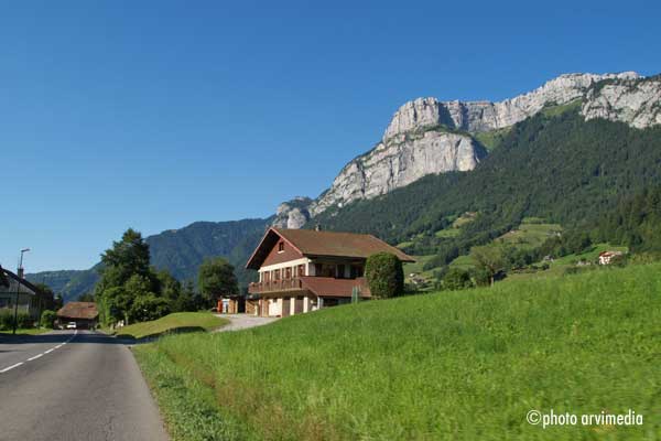 route nationale entrée du village petit Bornand les Glières en été