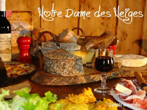 Gîte de montagne restaurant bar Notre Dame des Neiges plateau des Glières Haute Savoie refuge été hiver chalet spécialités savoyardes arvimedia