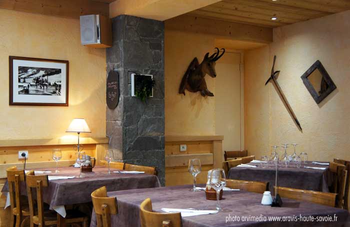 décoration typiquement savoyarde pour ce restaurant de montagne en Haute Savoie