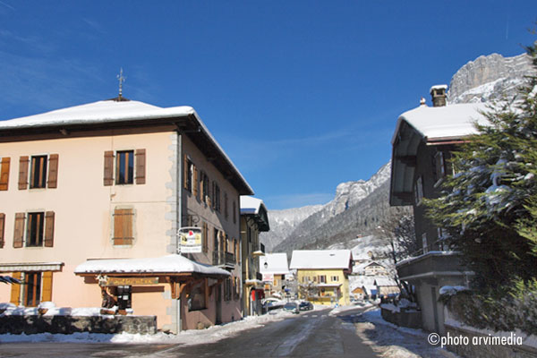 rue principale de Petit Bornand les Glières les maisons sous la neige en hiver