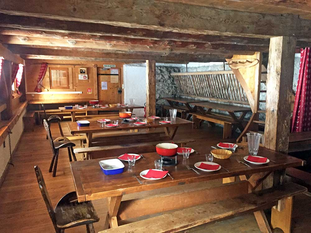 Salle à manger du refuge spacieuse et lumineuse idéale pour toutes vos fêtes